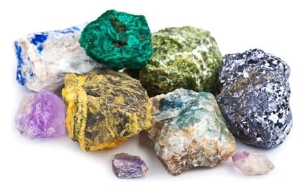 Asbest is een steenachtig materiaal dat gewoon in de natuur voorkomt en gewonnen wordt in mijnen wereldwijd.