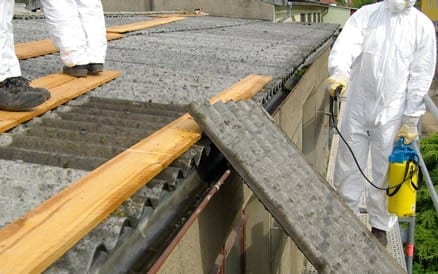 Verwijderen asbesthoudende golfplaten met gebruikmaking van de juiste gereedschappen en veiligheidsvoorzieningen. Asbestsanering
