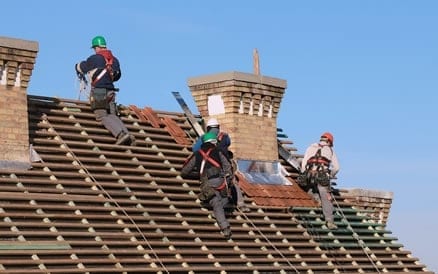 Veiligheidsmaatregelen tijdens aanbrengen nieuwe dakpannen zijn noodzakelijk. Dakdekker dakpannen