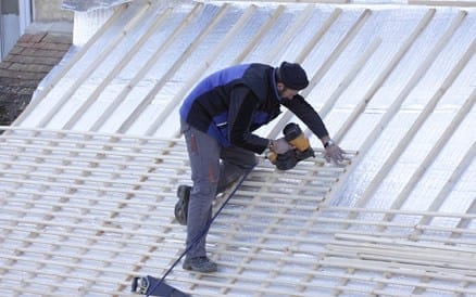 Voorbereidend werk: aanbrengen dakregels t.b.v. dakpannen.