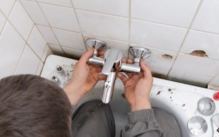 Uitrekenen en aanleggen van het leidingwerk en na het tegelen het aansluiten van kranen, douchekoppen etc. behoren tot het werk van de sanitaire loodgieter of installateur.